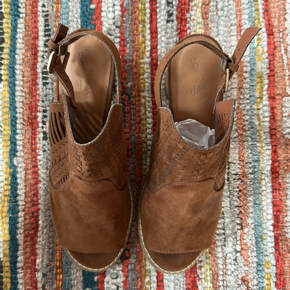 Universal Thread 💚 Brown sling back peep-toe shoe - Picture 5 of 9